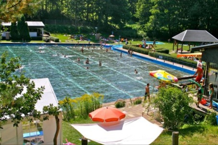 Schwimmen im zauberhaften Natur-Waldbad in Bad Lobenstein