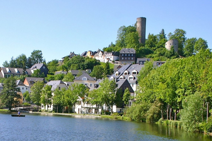 Der alte Turm in Bad Lobenstein und das schöne Panorama lädt zum gemütlichen Laufen ein