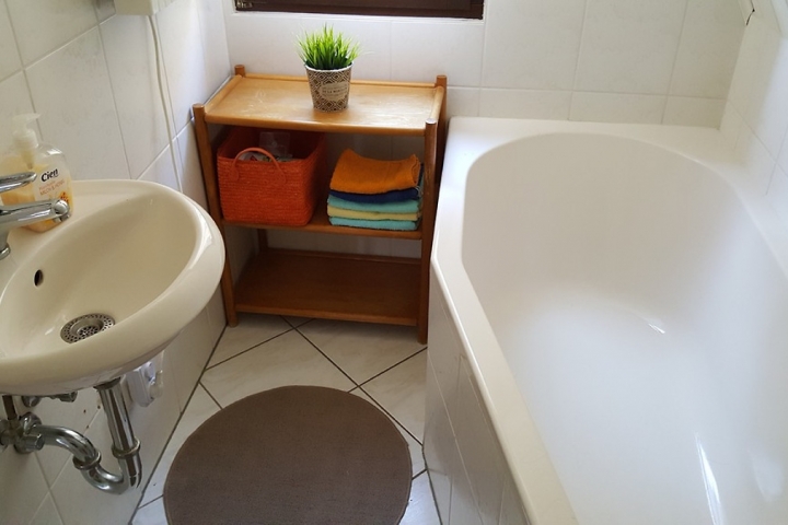Das Badezimmer im Ferienhaus mit Badewann für gemütliche Entspannung