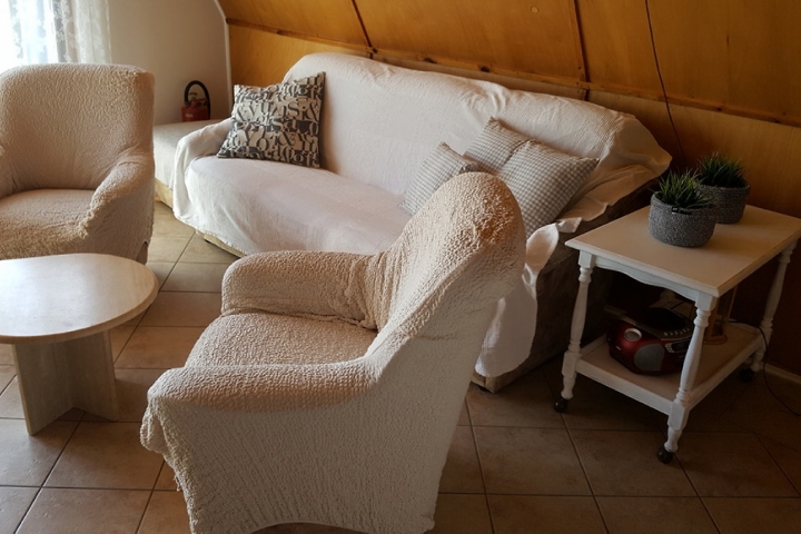 Das gemütliche Wohnzimmer mit Couch, CD Player und TV