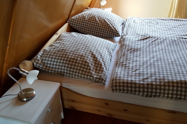 Das Schlafzimmer mti Doppelbett. 