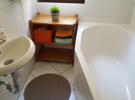 Das Badezimmer im Ferienhaus mit Badewann für gemütliche Entspannung