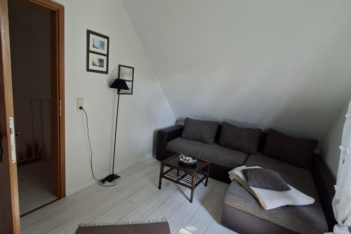 Kleines Zimmer im oberen Geschoss
mit Sofa und Einzelbett 
