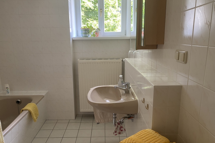 Waschbecken und Badewanne