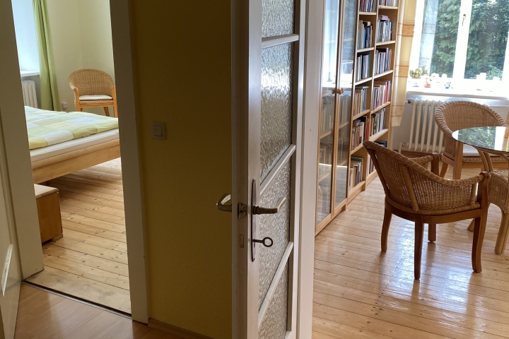 Flur, Blick in Schlafzimmer und Wohnzimmer