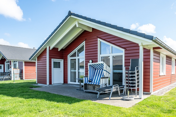Ferienhaus H&P Dagebüll | Beispielbild Außenansicht Typ B mit Terrasse und Garten