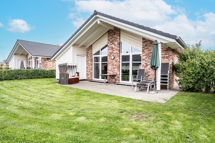 Beispielbild Außenansicht Typ B mit Terrasse und Garten