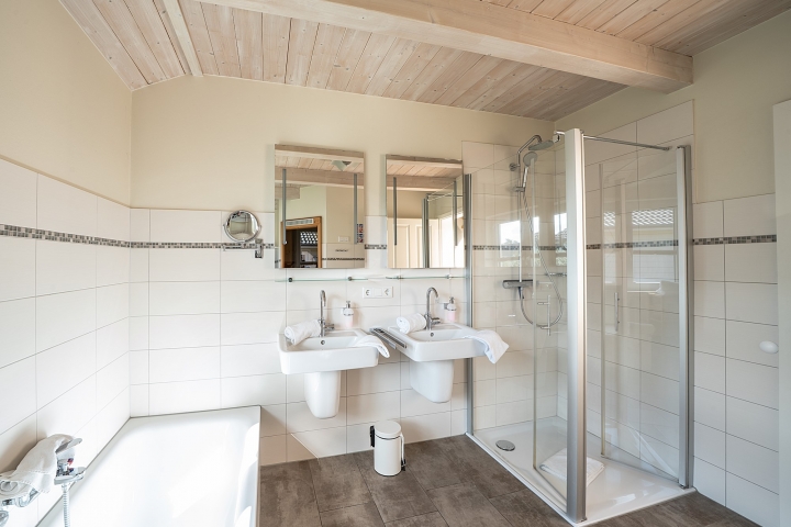 Beispielbild Badezimmer mit Dusche und Badewanne