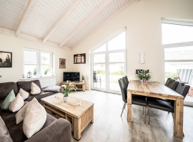 Beispielbild Innenausstattung Wohnraum mit Essplatz und Zugang zur Terrasse