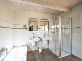 Beispielbild Badezimmer mit Dusche und Badewanne