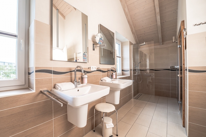 Beispielbild Badezimmer mit Dusche und Sauna