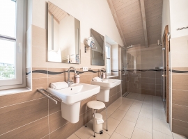 Beispielbild Badezimmer mit Dusche und Sauna