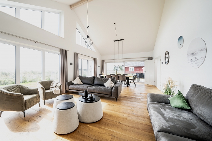 Ferienhaus H&P Dagebüll | Beispielbild Innenausstattung Wohnraum mit Essplatz und Zugang zur Terrasse