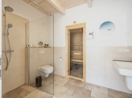 Beispielbild Innenausstattung Badezimmer mit Sauna und bodengleicher Dusche