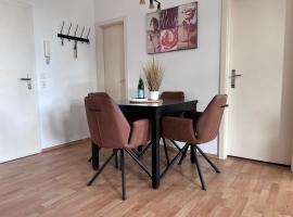 Esstisch mit bequemen Stühlen