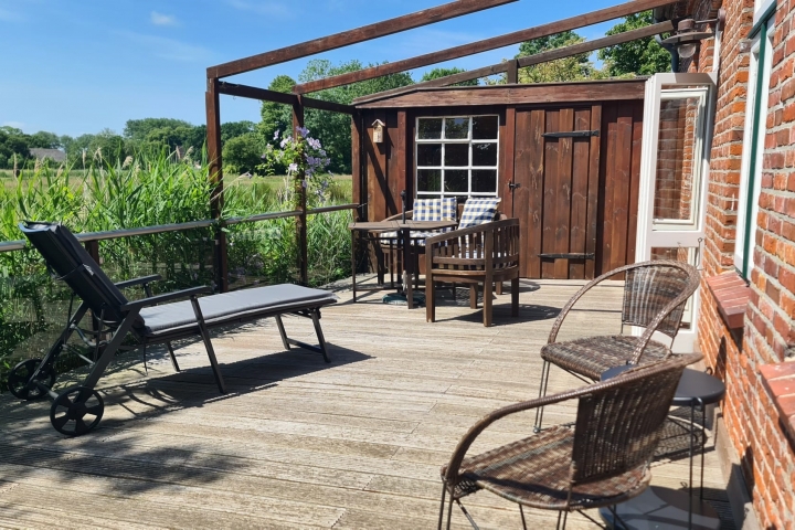 Sonnenterrasse mit Blick in die Marsch