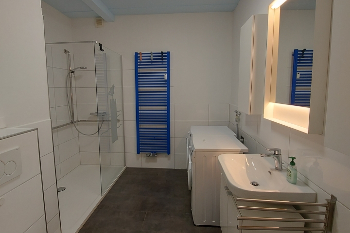 Bad mit Waschmaschine und Trockner