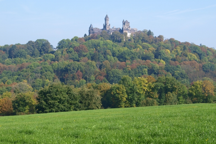 Schloß Braunfels von Weilburg aus kommend