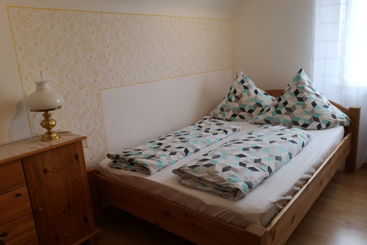 Schlafzimmer II mit franz. Bett , sep. Waschbecken und TV