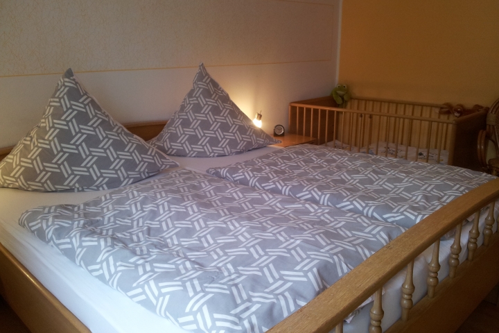 Schlafzimmer I mit Doppelbett und Kinderbett