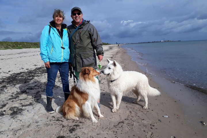 Vermieter mit ihren Hunden am Weidefelder Strand