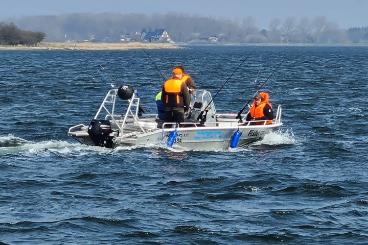 Unser Mietboot mit Angelgästen
