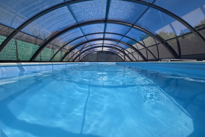 Unser Außenpool mit schiebbarer Überdachung