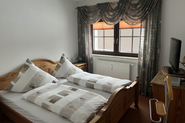 Schlafzimmer 1, Doppelbett mit Komfortmatratzen