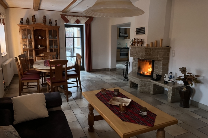 Ferienwohnung Miriquidi Perle | Wohnzimmer, Blick von der Couch Richtung Küche und angrenzenden Balkon