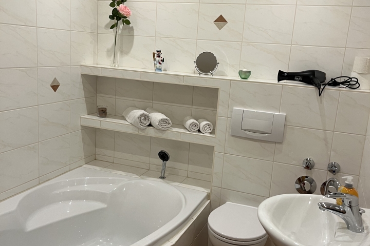 Erstes Bad mit Eckwanne