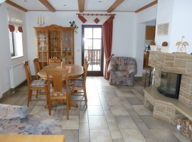 Der Kamin ist vom Essplatz und der Sitzecke zu genießen.