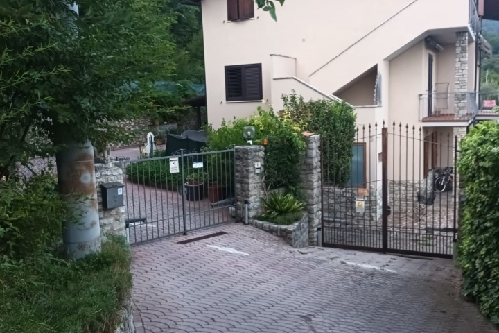 Casa Maja Hausansicht mit Zufahrt zum PKW-Stellplatz links