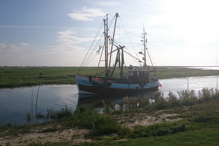 Krabbenkutter kehrt von der Fangreise zurück.