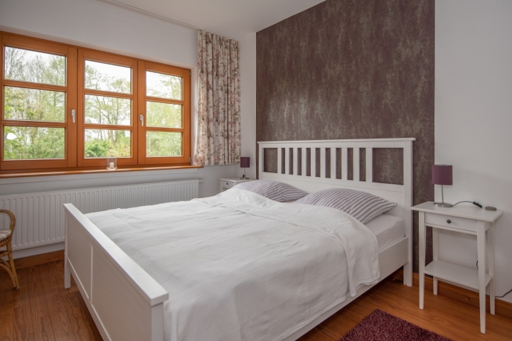 Großes Doppelbett im Schlafzimmer 1