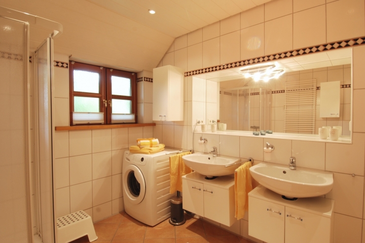 Doppelwaschbecken und Waschmaschine