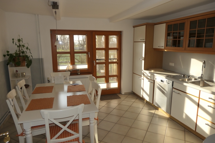 Große Wohnküche mit Zugang zum Garten