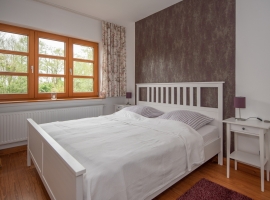 Großes Doppelbett im Schlafzimmer 1