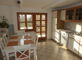 Große Wohnküche mit Zugang zum Garten