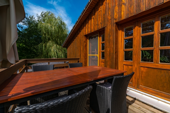 Großzügiger Balkon mit Markise