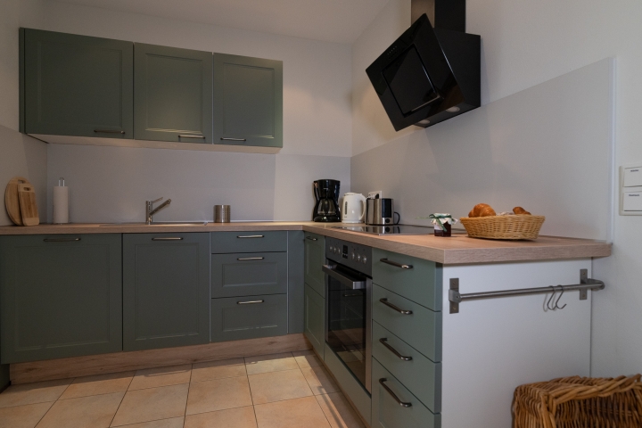 Modern ausgestattete Küche