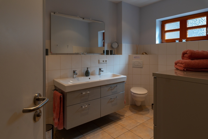 Bad mit Doppelwaschbecken