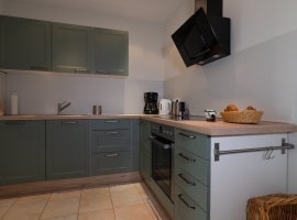 Modern ausgestattete Küche