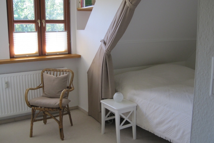 Urgemütliches Schlafzimmer direkt unterm Reetdach